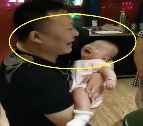 爸爸|爸爸和舅舅抢着抱宝宝走红,像极了猪八戒看人参果:越看越喜感