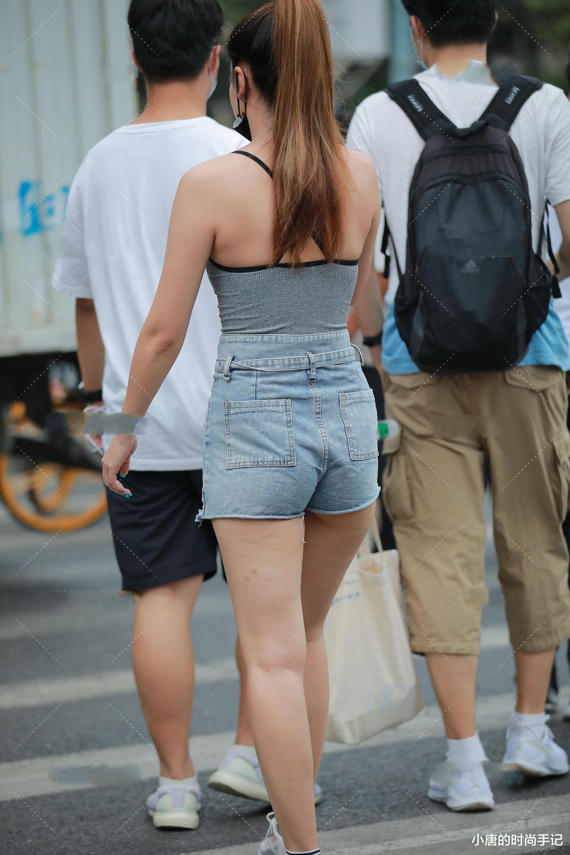 简约灰色背心上衣，搭配性感破洞裤，简约日常轻松休闲