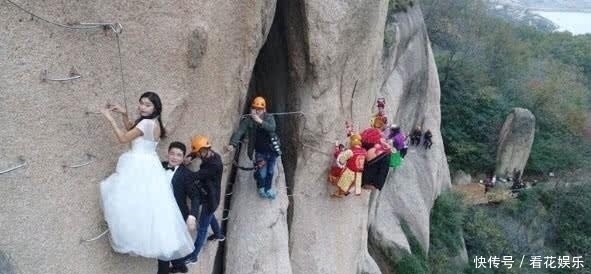 情侣为了追求刺激,在悬崖边上拍婚纱照,看到照片后,非常惊喜