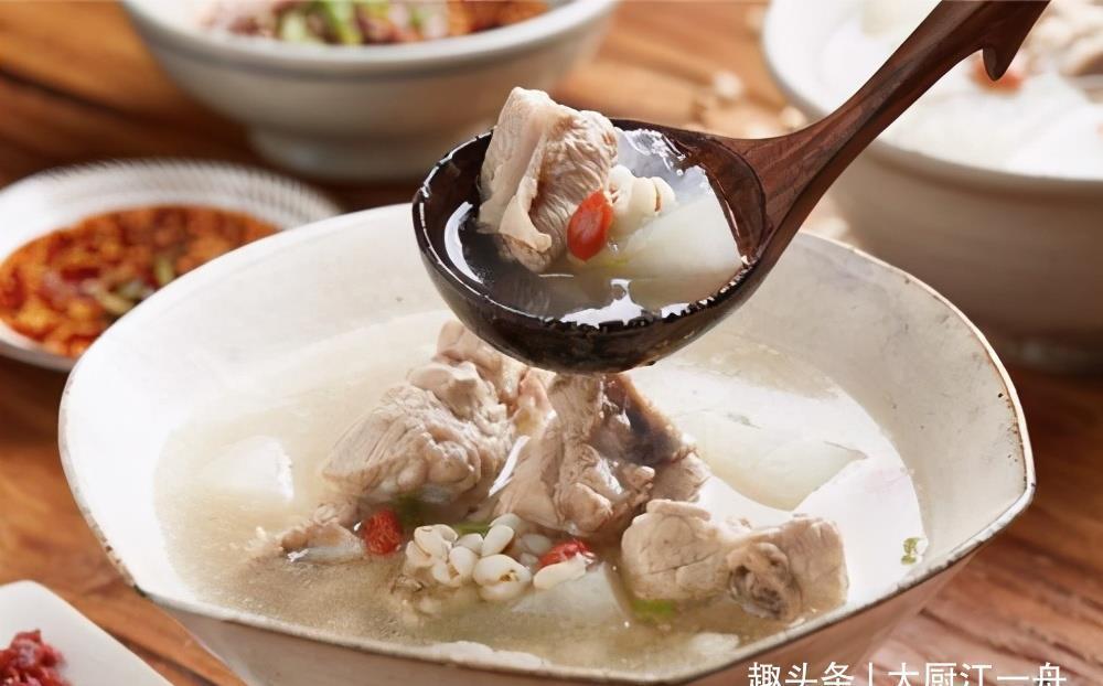 赶紧|炖排骨时,记住“3不放”,排骨汤鲜味浓无腥味,赶紧告诉家里人