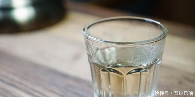 发育|孕期喝水有讲究，喝对了，不仅有利于胎儿发育，还可以让羊水清澈