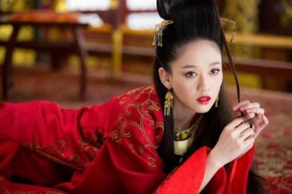  东方不败|东方不败为何一手好牌打的稀烂，被任我行翻盘反杀？秘密终被说出