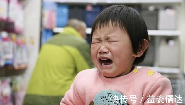 同类型|“不买就不走”,当孩子拿着玩具不放手时,奶奶的做法引路人点赞