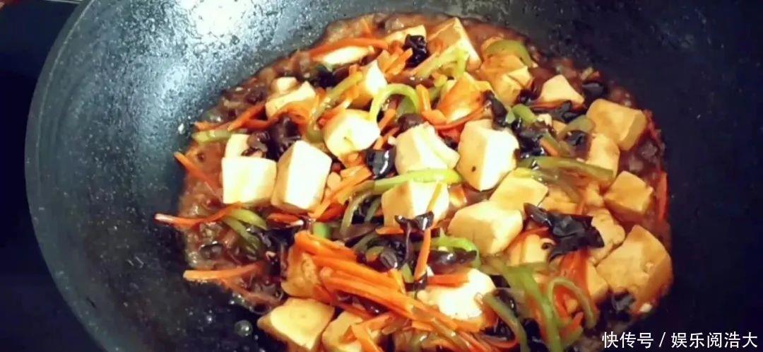 焖面|豆腐这样做比肉还香,不煎不炸,出锅连汤汁都不剩
