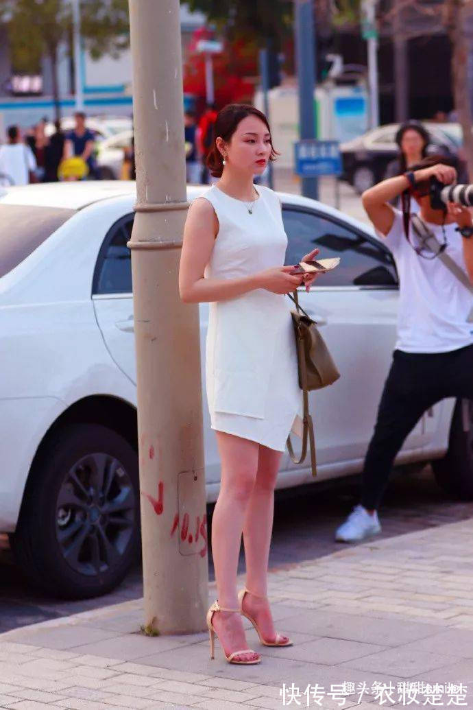 小姐姐|女神脚上搭配一双白色的尖头高跟鞋,走在路上就是一道迷人的风景