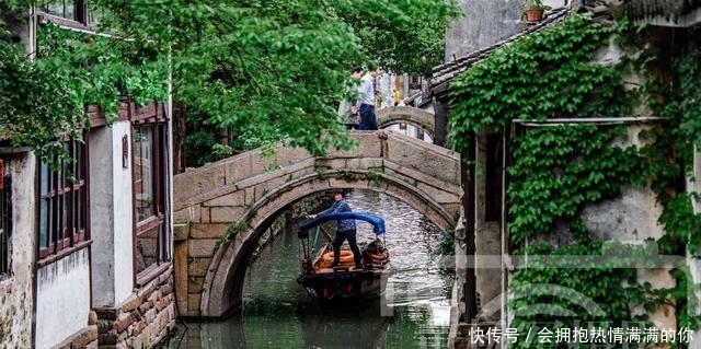 淀山湖畔的中国第一水乡，地处苏州和上海之间，江南春色令人着迷