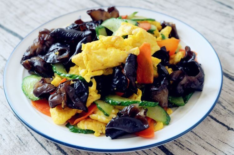 炒木耳，下锅“噼里啪啦”太吓人？大厨教你3招，不炸锅，香又脆