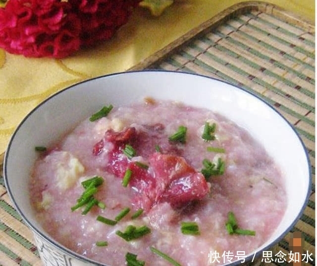 这种大红花在农村称“鸡冠花”,炒肉吃是一绝,连治病也有奇效