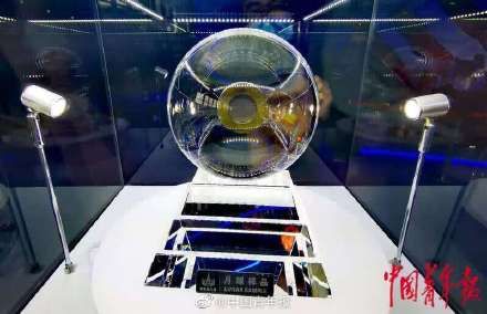 嫦娥五号实物“集体”亮相南京：月壤、返回舱、降落伞、封装罐