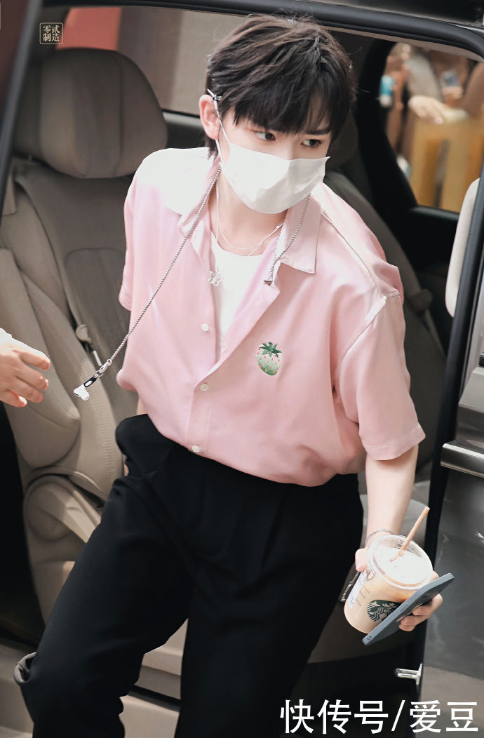 我们粉|210621 丁程鑫《快乐大本营》上班饭拍出炉 才不是小枣糕,我们粉着呢