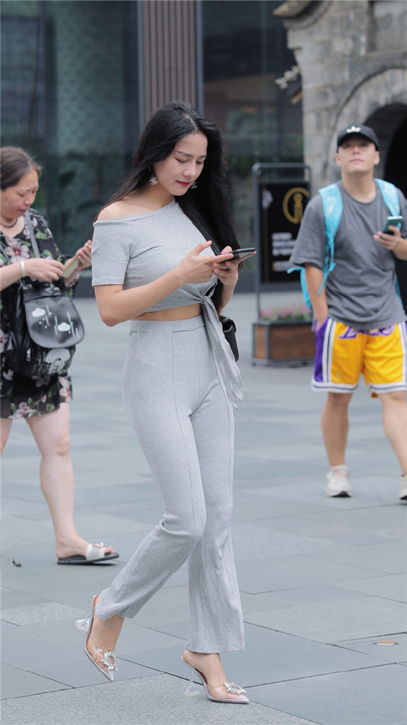 小姐姐身着高级灰修身套装,优雅美丽,是街上一道美丽的风景线