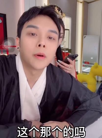 小猪先生“金店”内拍摄婚纱照，未婚妻一身行头就价值百万，称认识精神病院院长提到韩安冉的痛处