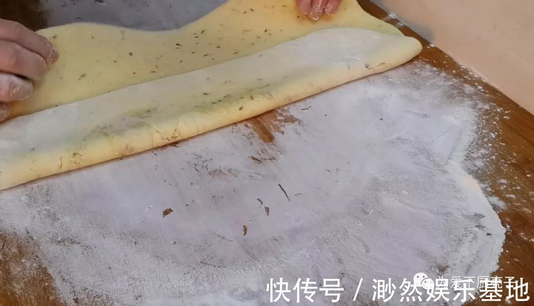 以后面粉就这么做,加2个鸡蛋,不烙饼不蒸馍,香甜酥脆上桌秒光