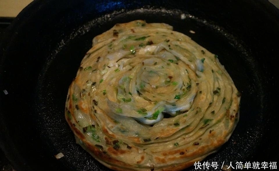 不用|自制的手抓饼层次多,外焦里嫩、葱香浓郁,一人一张不用炒菜了!