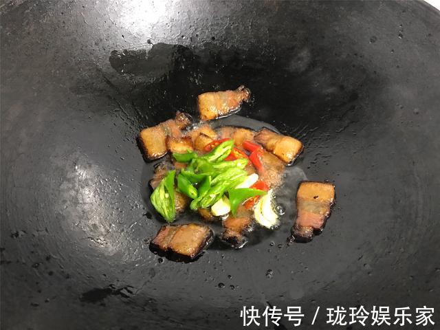 炒花菜时,有人焯水,有人过油,原来都错了,难怪炒出来不好吃