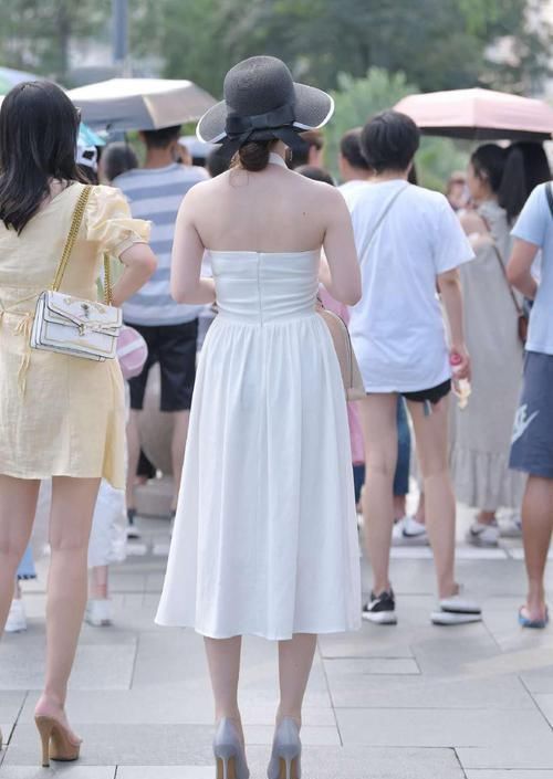高跟鞋 1万元的奢侈白裙,贵妇穿出高级感,算不算是“白富美”呢