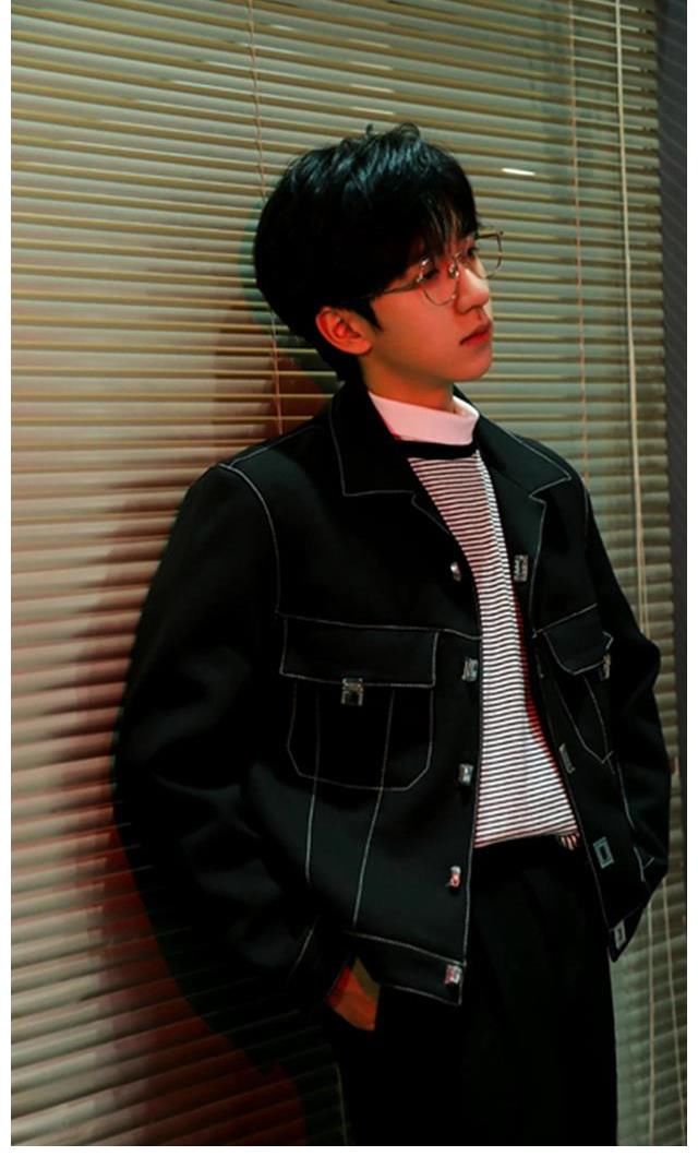 時(shí)代少年團(tuán)賀峻霖曬九宮格，牛仔衣搭配條紋內(nèi)搭，除了帥也說不出其他