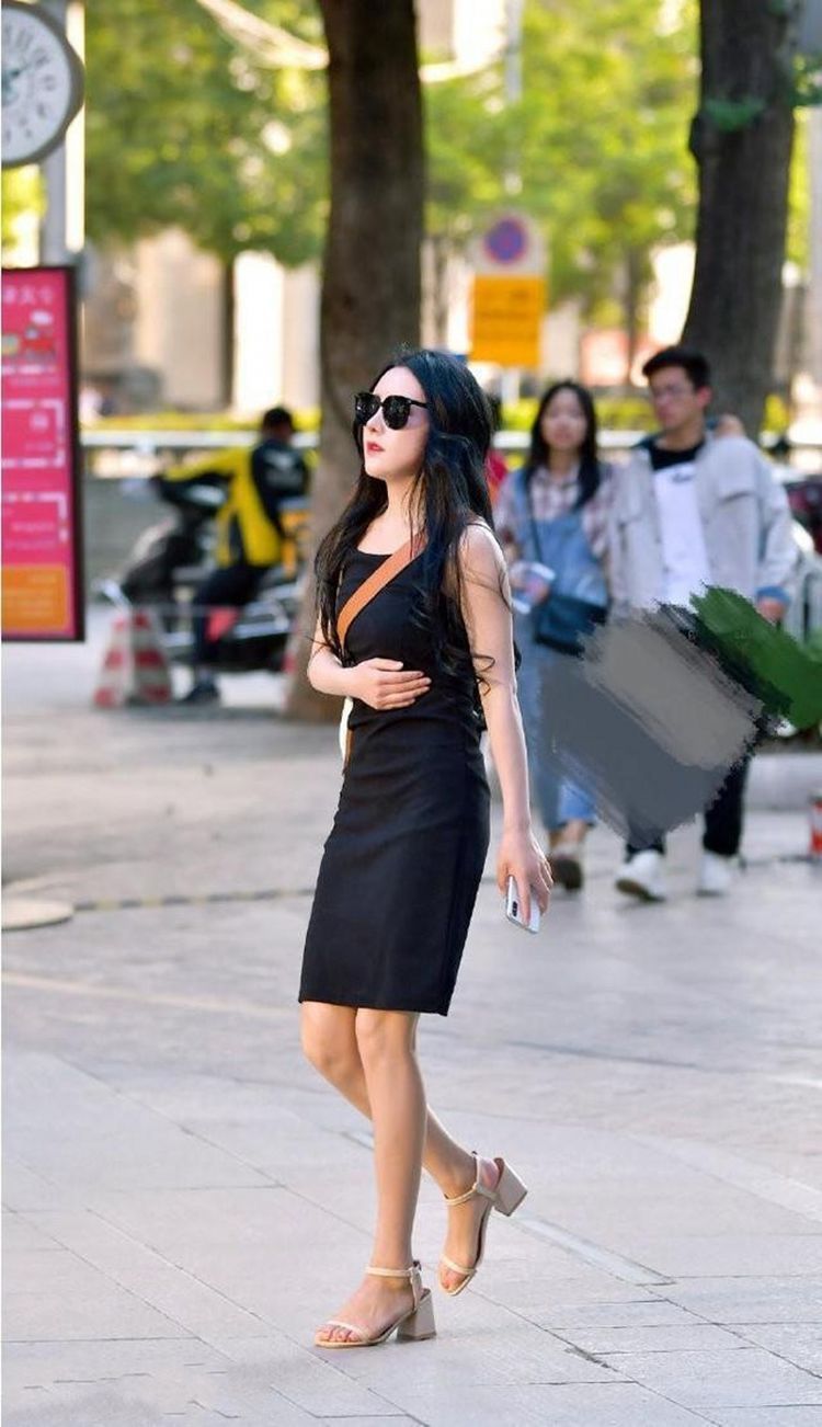 街拍|街拍：静如处女的美女，一件白色的碎花旗袍裙，时尚靓丽气质迷人