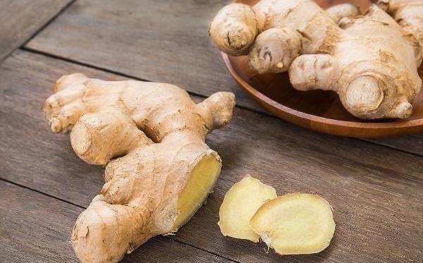 女性身体2处用生姜擦一擦,轻松排出湿气,体重也悄悄下降