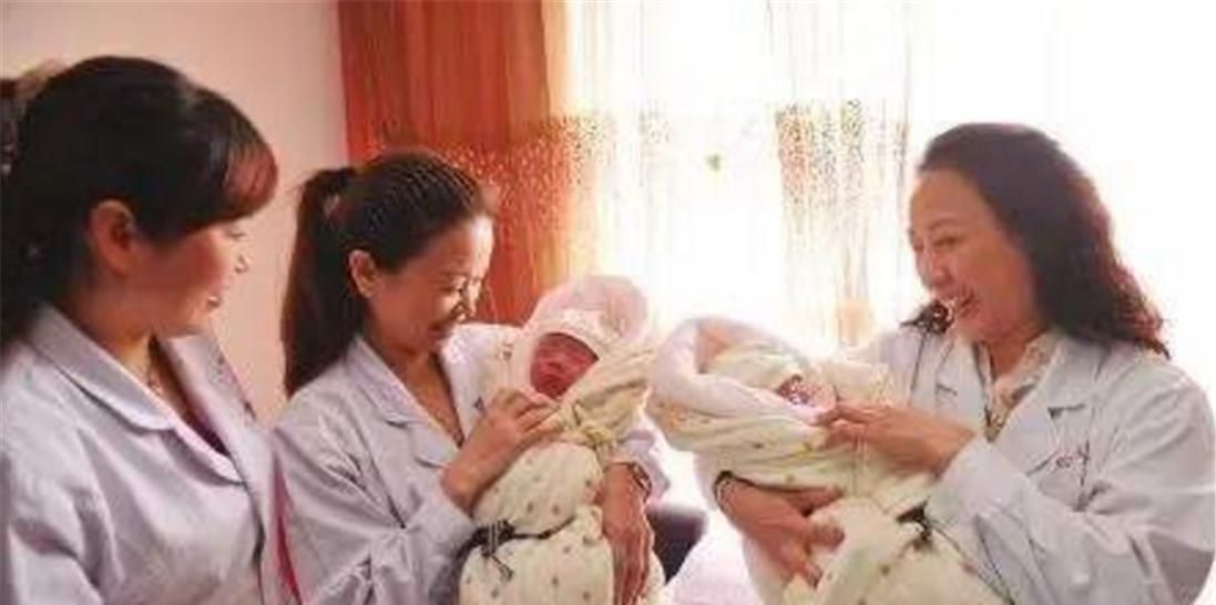 夫妻俩|产妇生下“龙凤胎”,一旁家人正乐开花,医生泼冷水不是双胞胎