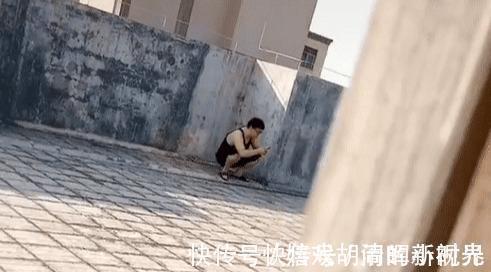 天台|奶爸带娃在天台“佛系”晒太阳火了,所谓父爱如山,一动不动