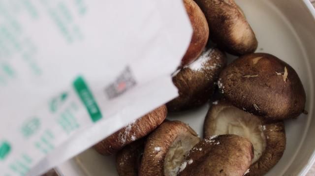 清水洗香菇,和没洗一样,教您一招,脏东西和小虫子自动溜走