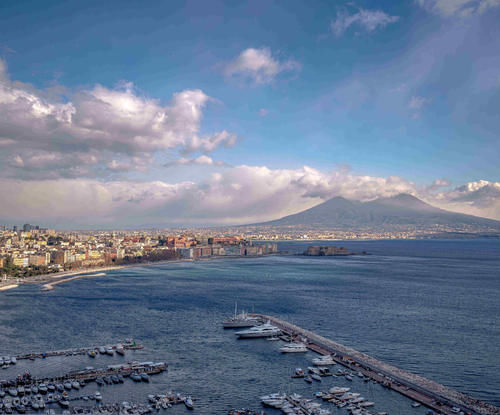 那不勒斯，一座火山旁的古老城市，风光绝美却危机四伏