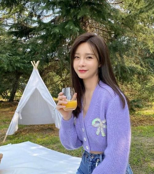 短款|街拍小姐姐半袖上衣搭配黑色的短款下装,非常时尚具有美感