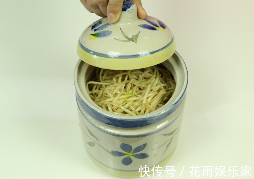 入味|腌芥菜,直接加盐是外行!教你土方法,腌上20斤,脆爽入味,香