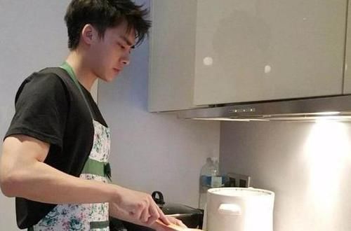 宝妈坐月子让老公倒垃圾,1小时后仍未归,宝妈一看窗外直接傻眼