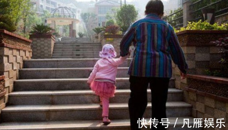 宝妈|宝宝跟奶奶睡觉从来不哭,妈妈偷扒门缝怒了脸不要了