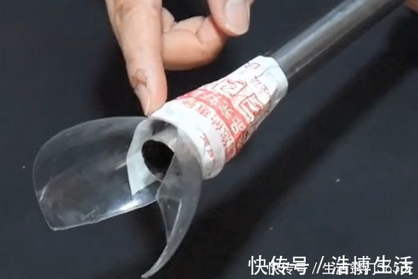 衣杆|把塑料瓶粘在扫把上，放在阳台省钱又实用，全家人都要抢着用！