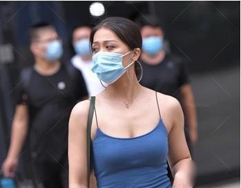 微胖 深蓝吊带连衣裙,裙摆处的开叉设计,别具一格