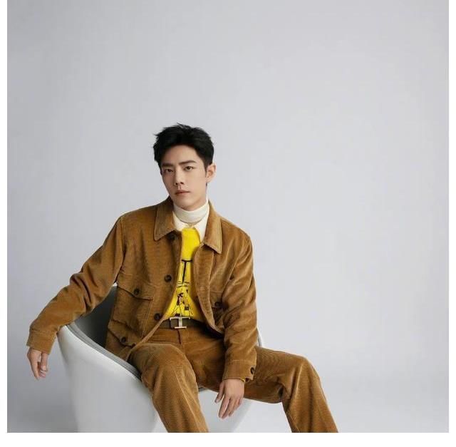 直播|肖戰“坐看秀”直播:手拿漫畫拍照,穿一身黃色展示新裝