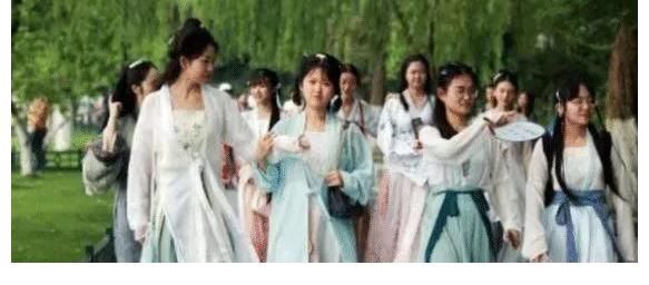 英语老师|各科老师穿“汉服”，学生表示：上课像“穿越”，下课像“梦游”