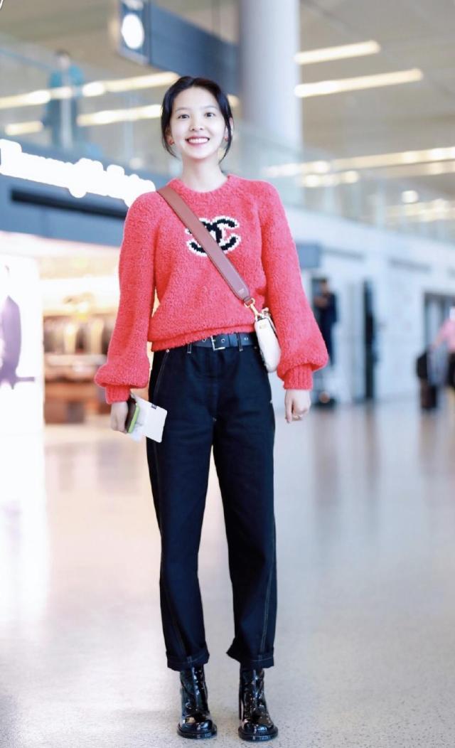 章若楠真会穿!黑色长款羽绒服保暖舒适,戴黑框眼镜也难掩女神范