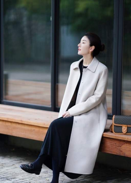 半身裙 今冬流行的“小黑裙”正火,搭配上大衣和羽绒服都超美,高级时髦