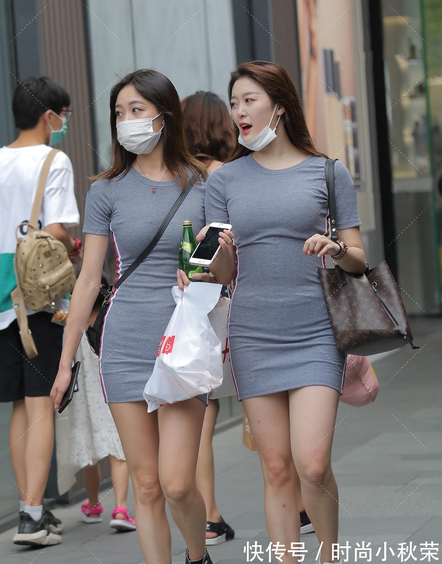 姐妹 微胖“双胞胎”姐妹穿搭同一条“裹身裙”,红白纹路搭配白板鞋更有魅力