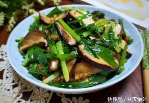 韭菜炒香菇|韭菜别再炒鸡蛋了，和此物是绝配，隔天排宿便，肚子越吃越瘦