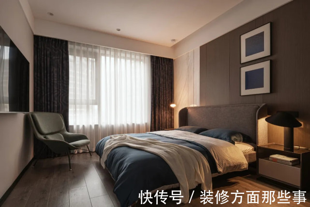 收纳|135平简约风三居室,在大理石与木质护墙板旁边做了收纳设计