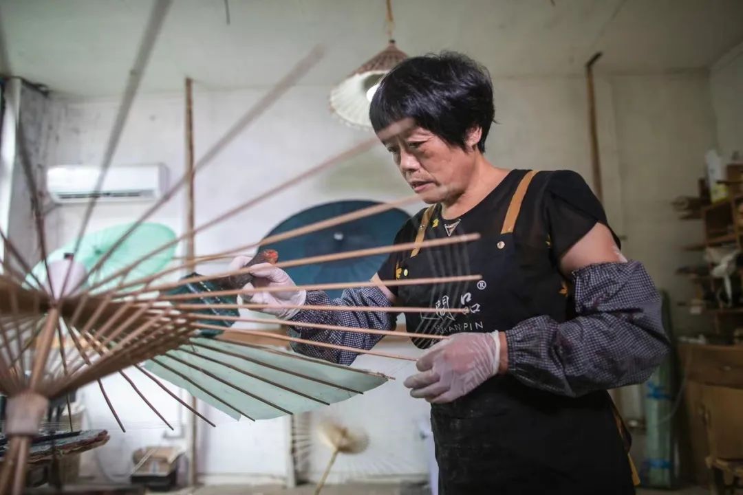 刘伟|一把伞600元，排队半个月才能买到！杭州90后小伙这手绝活太惊艳，火到国外了