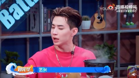 张艺兴|《街舞4》张艺兴为了瞒着新队长“节目套路”,开启战术性喝水