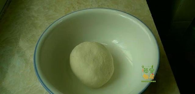 这是我见过最简单的烙饼，一擀一折，有菜有蛋，柔软筋道真解馋