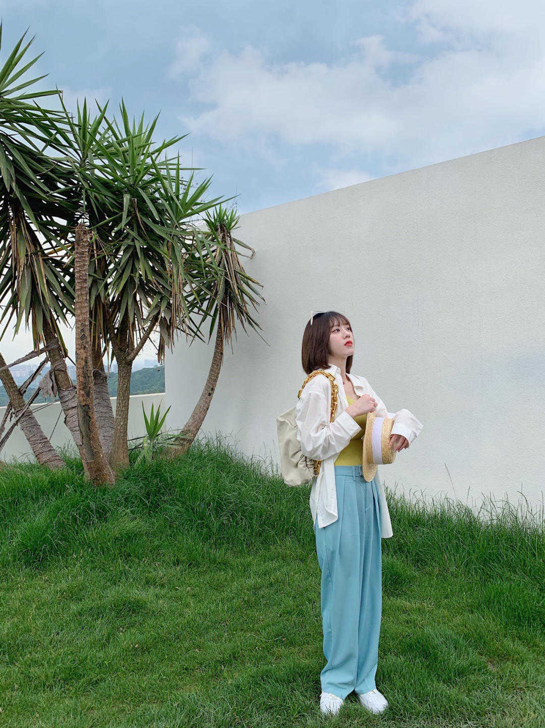 夏季|夏季阔腿裤要这样穿，搭配上白色衬衫，广告显得清爽，显瘦又舒适