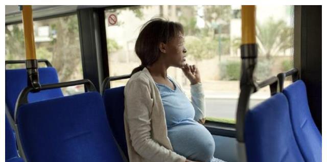 孕晚期|孕8个月坐公交出行，准妈妈起身“异味”扑鼻，一旁乘客不敢呼吸