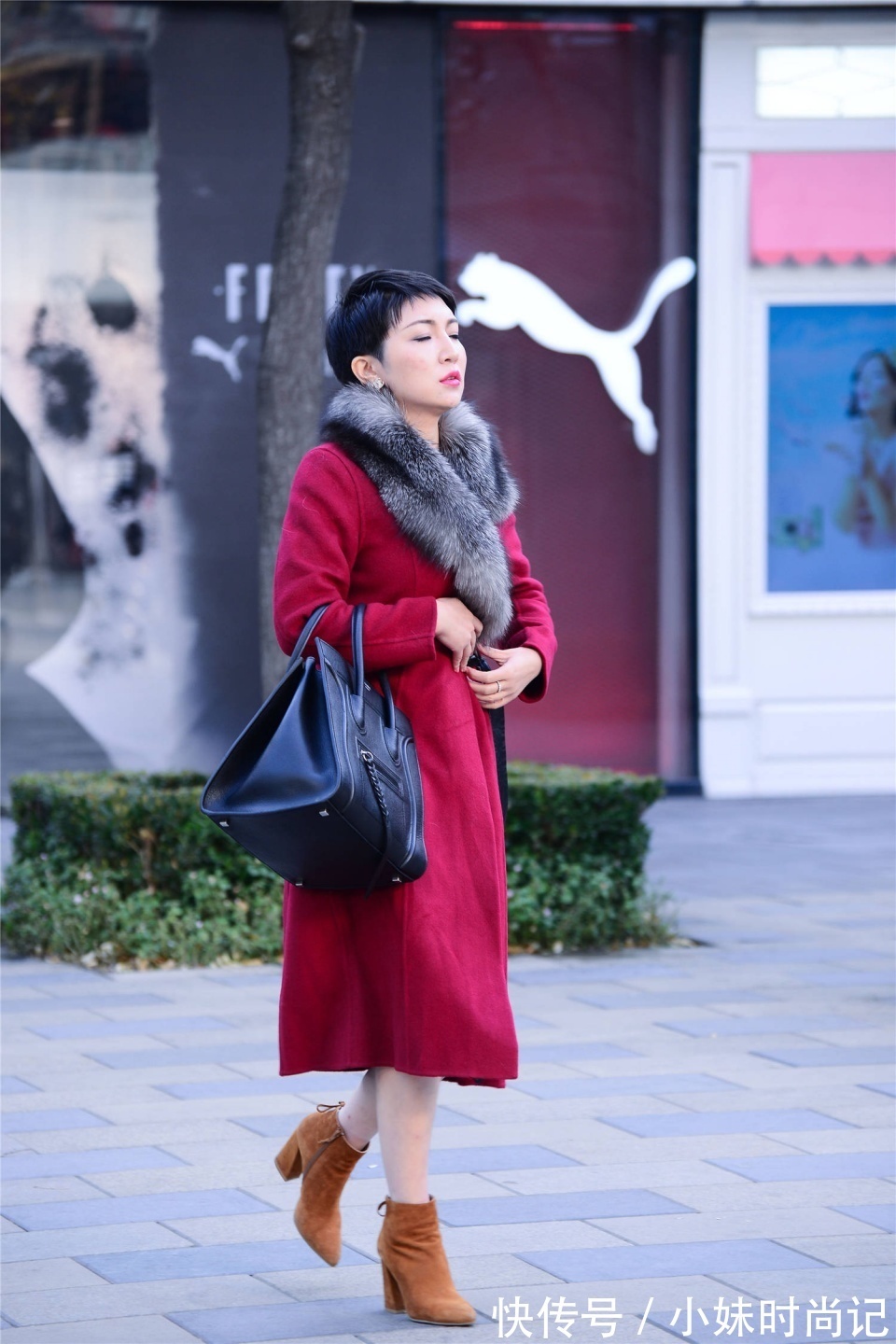 大衣 一款红色的长款大衣,自带着显瘦效果,搭配高跟短靴衬托身材