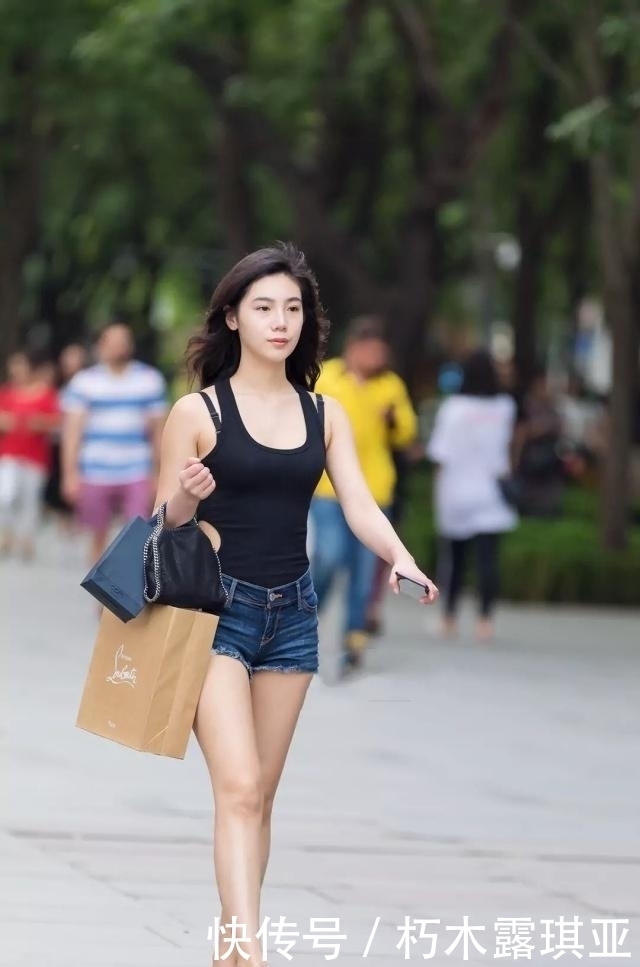 街拍温文儒雅的小姐姐,气质独特,尽显个人魅力