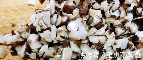 让青菜包子的绿色蔬菜变得绿色和新鲜，而且很香