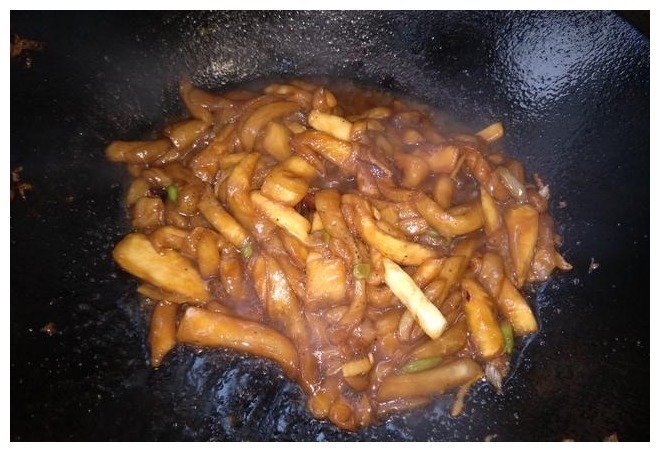 炒茄子，不管圆茄子还是长茄子，按照大厨的方法，茄子香软不发黑