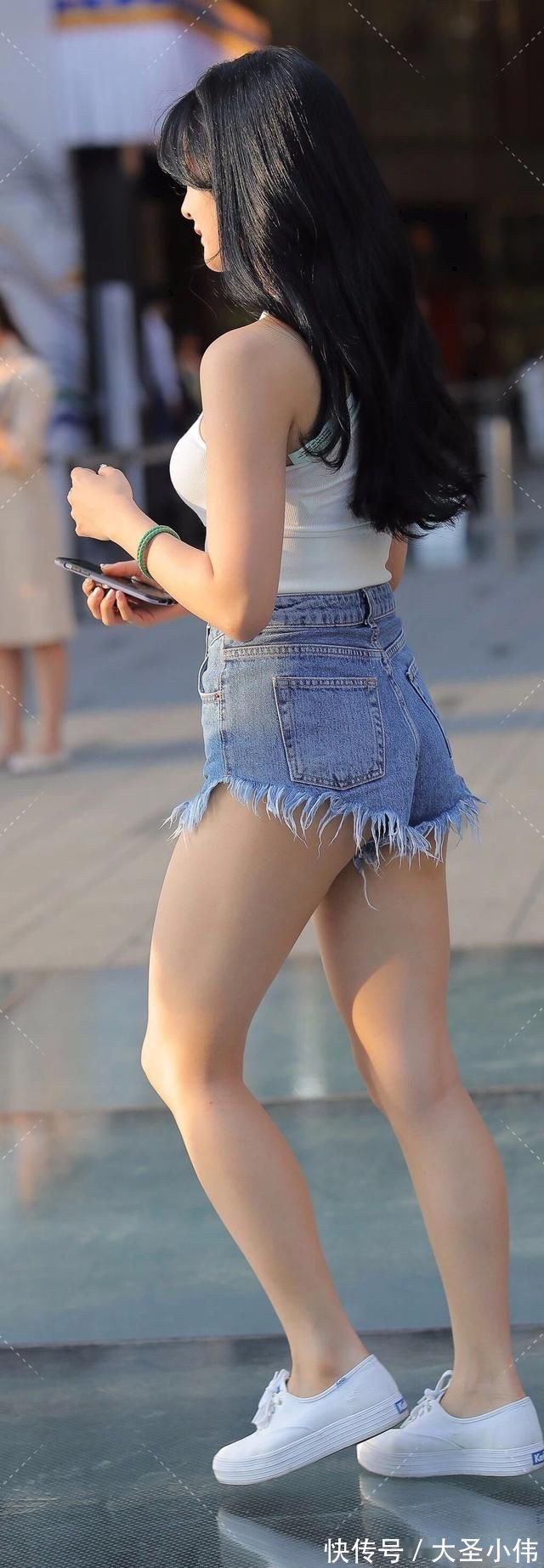 小姐姐|美女街拍:牛仔短裤跟小短裙做比较,这两个小姐姐,选择区别大不大呢?